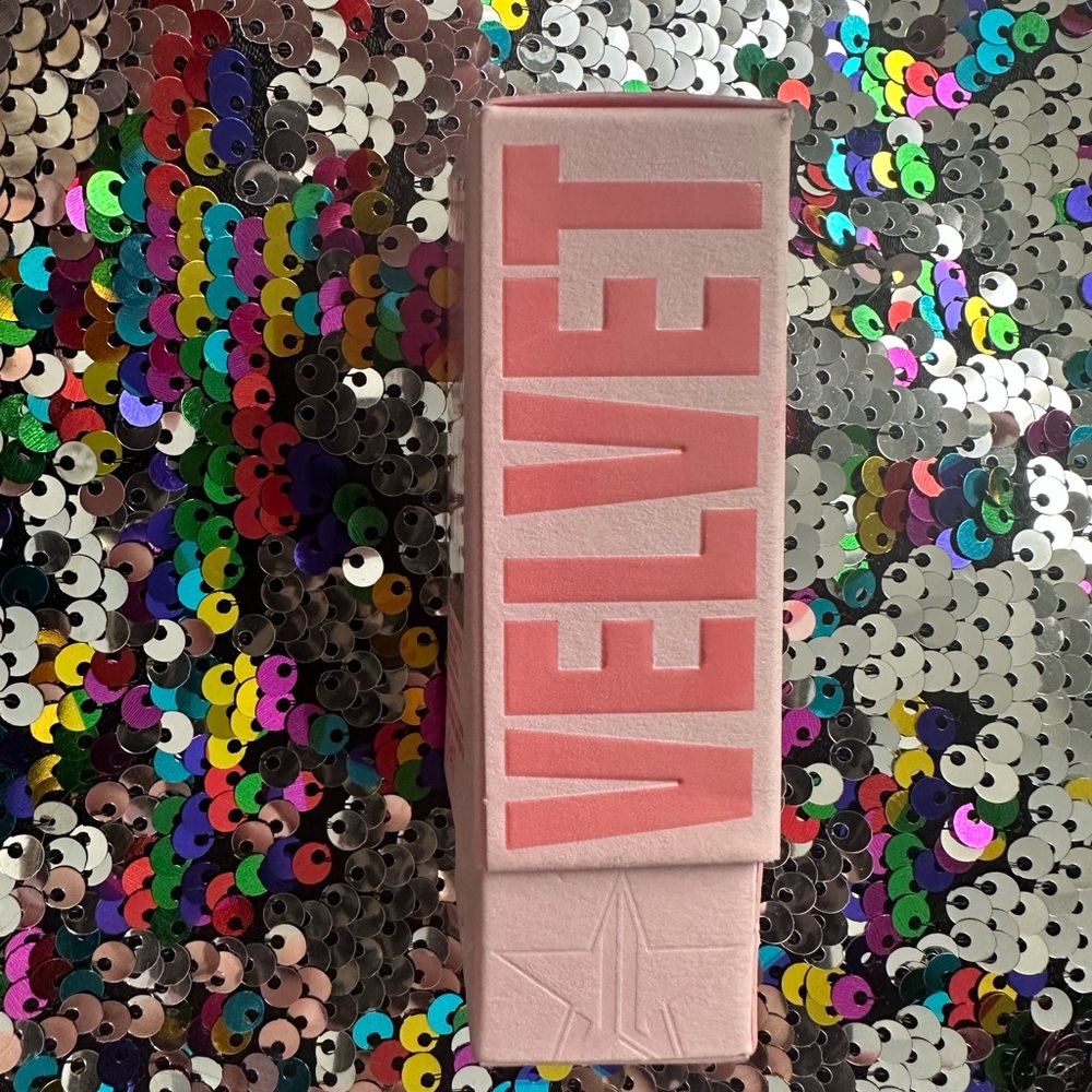 Pink Star-Embossed Lipstick - Picture 6 of 11